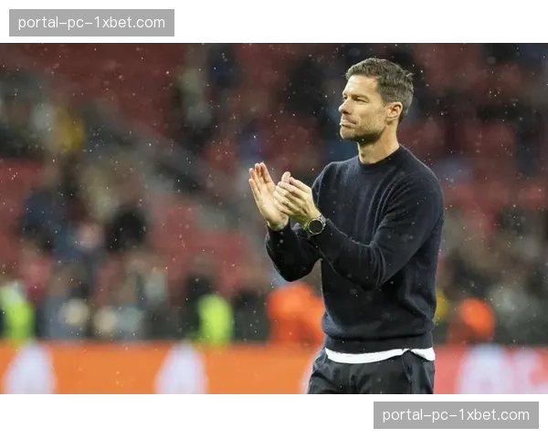 更衣室揭秘：半场休息时，阿隆索如何在白板上为勒沃库森球员调整进攻宽度